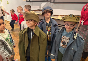 Chłopcy w strojach żołnierzy