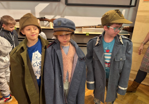 Dzieci w strojach żołnierzy