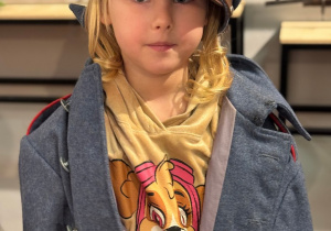 Dziewczynka w stroju żołnierza