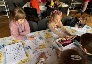 Dzieci kolorują obrazek żołnierza