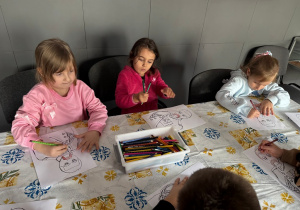 Dzieci kolorują obrazek żołnierza