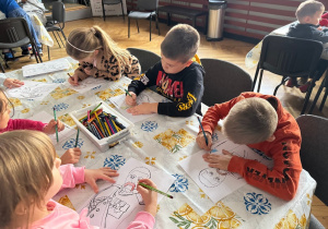 Dzieci kolorują obrazek żołnierza