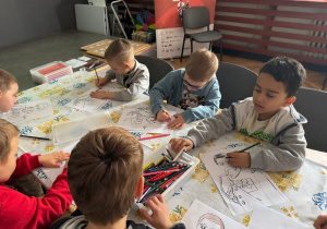 Dzieci kolorują obrazek żołnierza