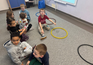 Dzieci do kół w odpowiednim kolorze segregują odpady