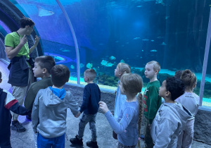 Dzieci zwiedzają Orientarium w ZOO