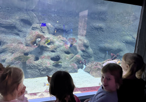 Dzieci zwiedzają Orientarium w ZOO