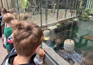 Dzieci zwiedzają Orientarium w ZOO