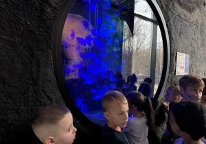 Dzieci zwiedzają Orientarium w ZOO