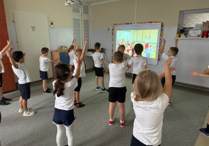 Dzieci wykonują ćwiczenia wg zajęć online