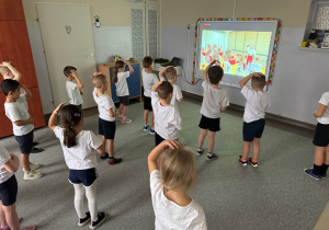 Dzieci wykonują ćwiczenia wg zajęć online