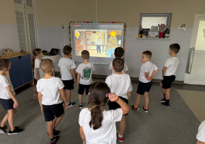 Dzieci wykonują ćwiczenia wg zajęć online