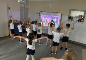 Dzieci wykonują ćwiczenia wg zajęć online