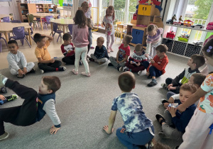 Dziewczynki dają chłopcom prezenty