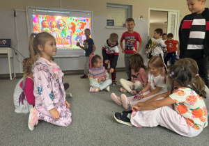 Chłopcy dają prezenty dziewczynkom