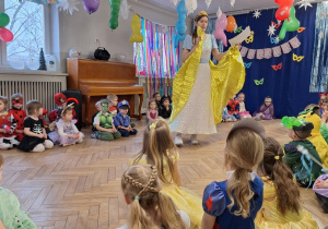 Księżniczka opowiada dzieciom o karnawale