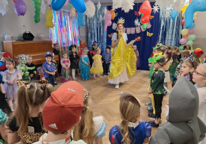 Dzieci stoją i słuchają o zadaniach przygotowanych specjalnie na bal karnawałowy