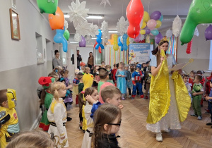 Dzieci słuchaja zagadki z następnym zadaniem do wykonania