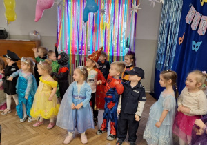 Dzieci podczas balu karnawałowego wykonują różnorodne zadania taneczne