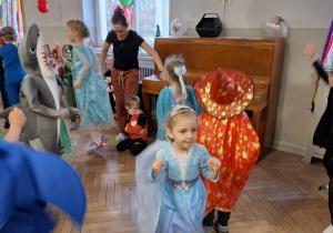 Dzieci podczas balu karnawałowego wykonują różnorodne zadania taneczne