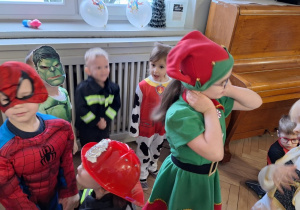 Dzieci podczas balu karnawałowego wykonują różnorodne zadania taneczne