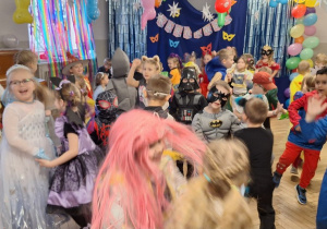 Dzieci podczas balu karnawałowego wykonują różnorodne zadania taneczne