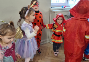 Dzieci podczas balu karnawałowego wykonują różnorodne zadania taneczne