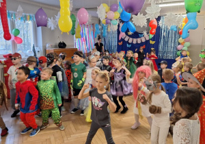 Dzieci podczas balu karnawałowego wykonują różnorodne zadania taneczne