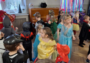 Dzieci podczas balu karnawałowego wykonują różnorodne zadania taneczne