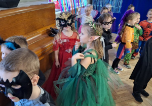 Dzieci podczas balu karnawałowego wykonują różnorodne zadania taneczne