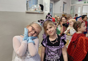 Dzieci podczas balu karnawałowego wykonują różnorodne zadania taneczne