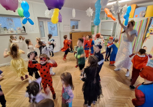 Dzieci podczas balu karnawałowego wykonują różnorodne zadania taneczne