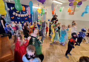Dzieci podczas balu karnawałowego wykonują różnorodne zadania taneczne