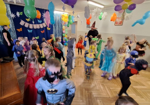 Dzieci podczas balu karnawałowego wykonują różnorodne zadania taneczne