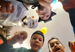 Chłopcy z grupy IV pozują do zdjęcia