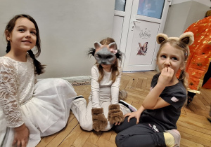 Dziewczynki pozują do zdjęcia