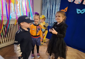 Dzieci podczas balu karnawałowego wykonują różnorodne zadania taneczne