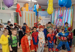 Dzieci podczas balu karnawałowego wykonują różnorodne zadania taneczne