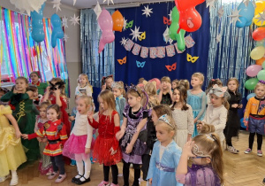 Dzieci podczas balu karnawałowego wykonują różnorodne zadania taneczne