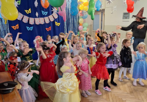 Dzieci podczas balu karnawałowego wykonują różnorodne zadania taneczne
