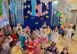 Dzieci podczas balu karnawałowego wykonują różnorodne zadania taneczne