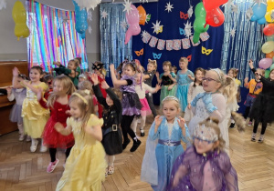 Dzieci podczas balu karnawałowego wykonują różnorodne zadania taneczne
