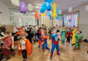 Dzieci podczas balu karnawałowego wykonują różnorodne zadania taneczne