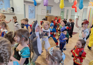 Dzieci podczas balu karnawałowego wykonują różnorodne zadania taneczne