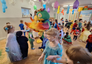 Dzieci podczas balu karnawałowego wykonują różnorodne zadania taneczne