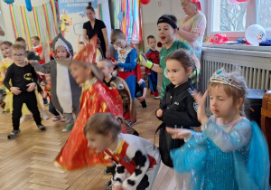 Dzieci podczas balu karnawałowego wykonują różnorodne zadania taneczne