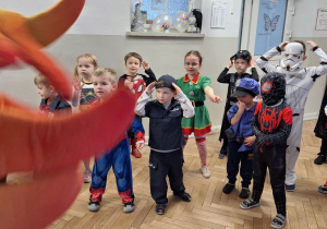 Dzieci podczas balu karnawałowego wykonują różnorodne zadania taneczne