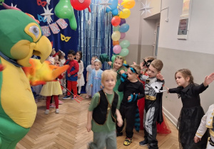 Dzieci podczas balu karnawałowego wykonują różnorodne zadania taneczne
