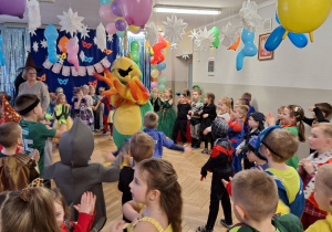 Dzieci podczas balu karnawałowego wykonują różnorodne zadania taneczne
