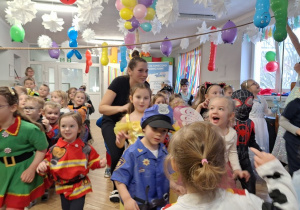 Dzieci podczas balu karnawałowego wykonują różnorodne zadania taneczne