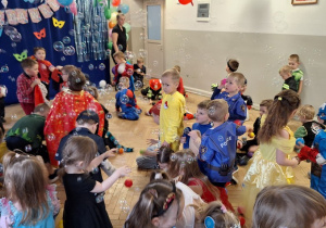 Dzieci podczas balu karnawałowego wykonują różnorodne zadania taneczne